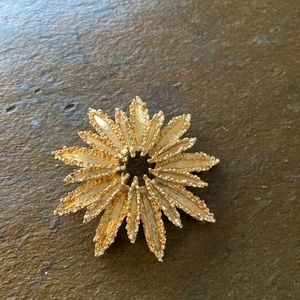 Gold tone Vintage Flower Avon Brooch Pin